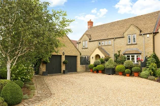 A beautifully presented family home in the county of Wiltshire for sale for £800,000!