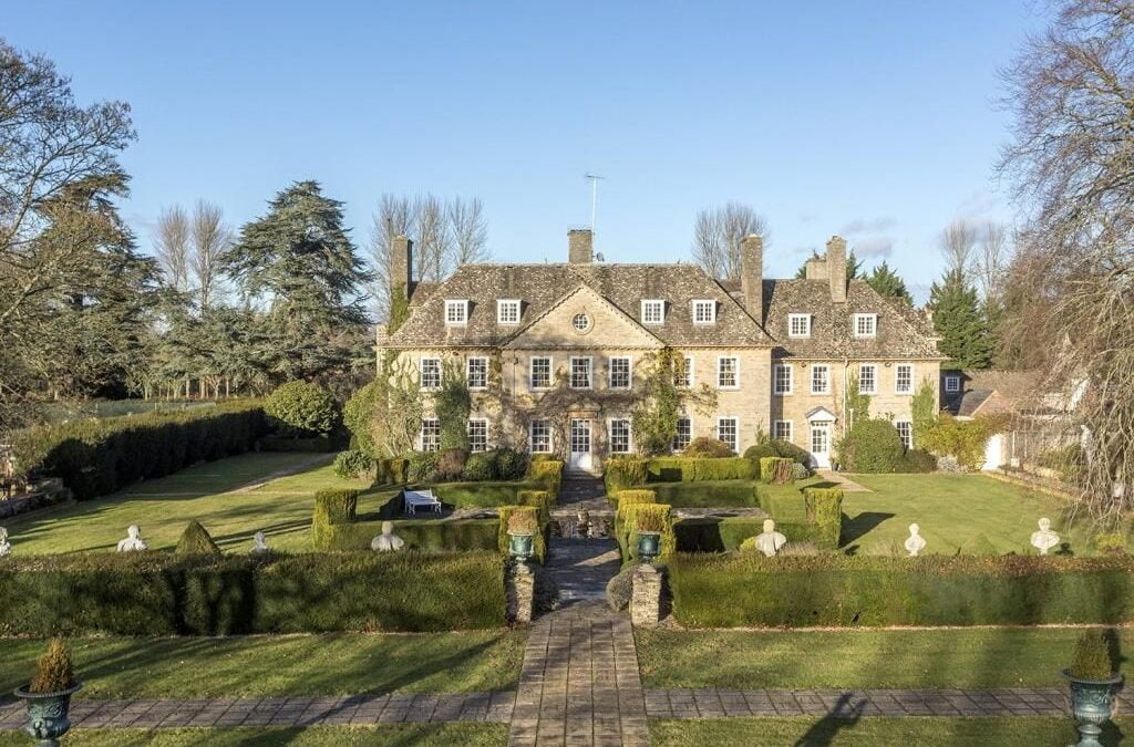 A little selection of some of the most beautiful country properties around Gloucestershire currently on the market for sale.