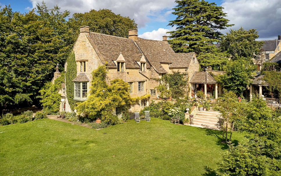 Dreaming of a country home in a town? Then look no further. A rare opportunity to acquire a very special 15th century Grade II listed Manor House in the heart of Chipping Norton!
